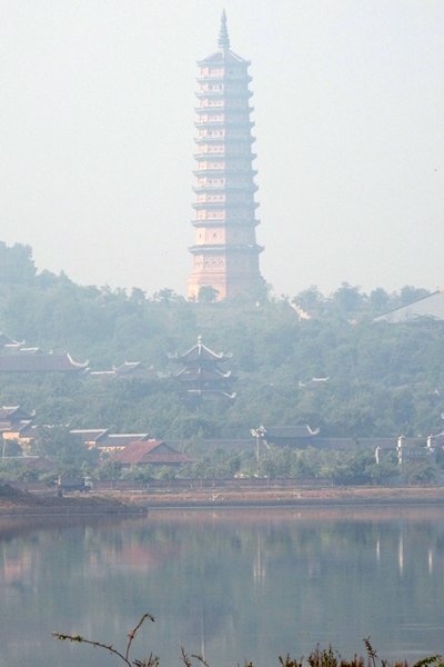 Pagode in de mist onderweg naar Cuc Phuong, Vietnam