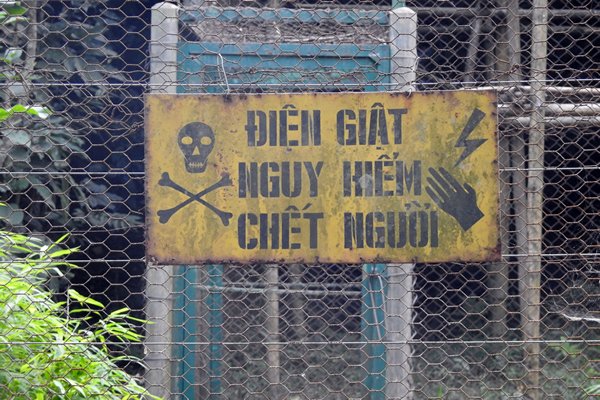 Zwaar beveiligde hekken van het Primate Rescue Centre in Cuc Phuong NP, Vietnam