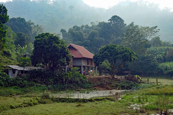 Bij een Khahn dorp in Cuc Phuong NP, Vietnam