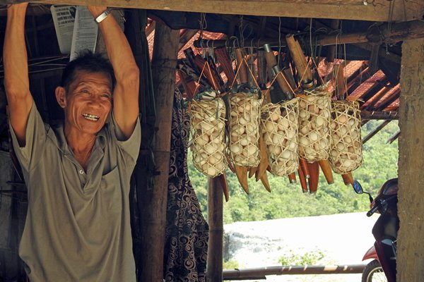 Veel mandjes met eieren op een lokale markt, Vietnam