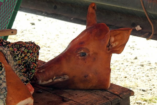Varkenskop en waarschijnlijk de rest van het varken op een lokale markt, Vietnam