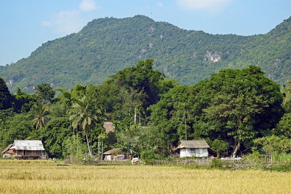 De vallei van Mai Chau met wat huisjes omringd door de bergen, Vietnam