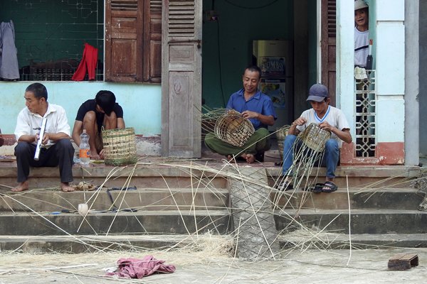 Mandenmakers aan het werk in Mai Chau, Vietnam