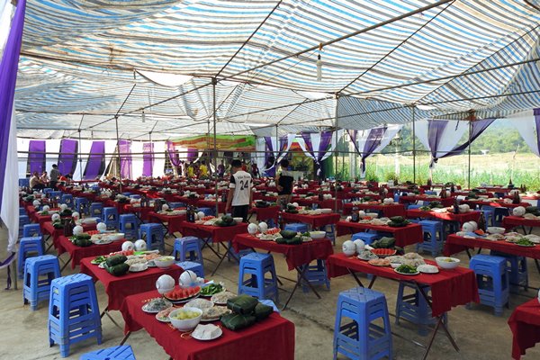 Feesttent voor een bruiloftsmaal, Mai Chau (Vietnam)