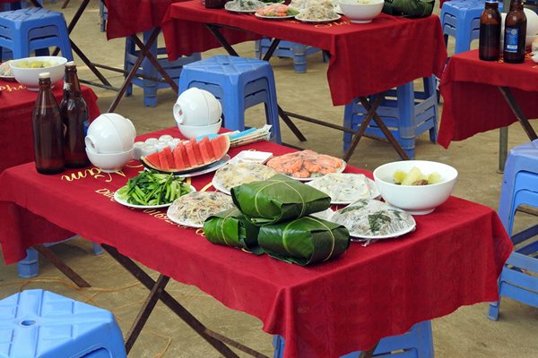 Gedekte tafel voor een bruiloftsmaal, Mai Chau (Vietnam)