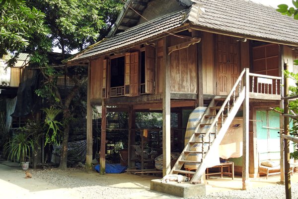 Houten huis op palen in Lac Village, Vietnam