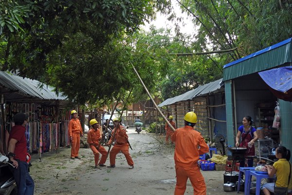 Bamboe snoeien in Lac Village, Vietnam