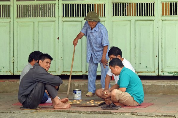 Tijd voor een spelletje Chinees schaak op straat, Mai Chau (Vietnam)