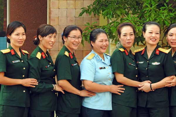 Ochtend appel van geüniformeerde dames in Hué, Vietnam