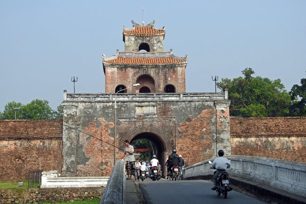 Oude poort in omgeving citadel, Hué (Vietnam)