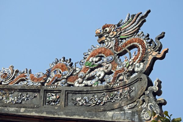 Detail van een dakversiering in de citadel van Hué, Vietnam