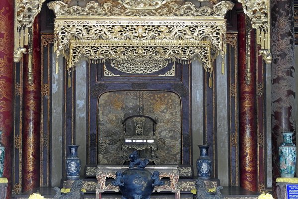 De troon van de keizer in Dien Tha Hoa (zaal van de hoogste harmonie), Hué (Vietnam)