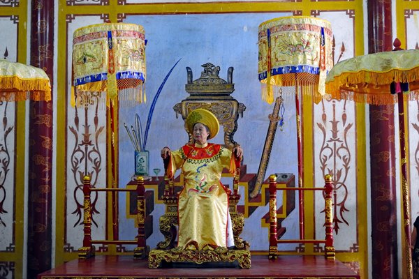 Verkleed als keizerin in de citadel van Hué, Vietnam