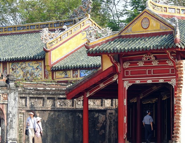 Toegang tot een galerij in de citadel van Hué, Vietnam