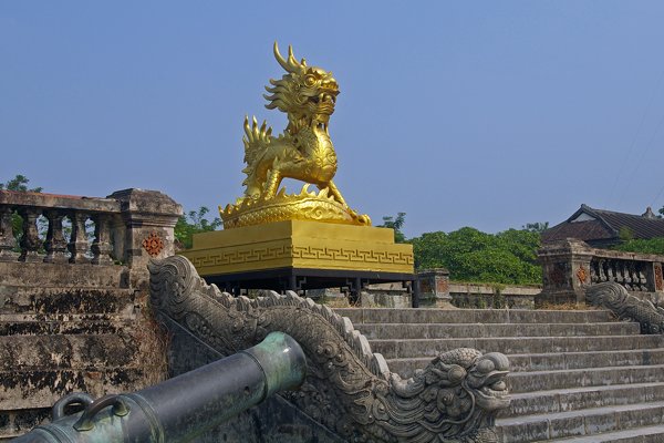 Een leeuw-draak bewaakt de keizerlijke stad in Hué, Vietnam