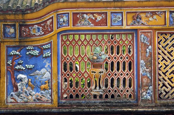 Gedecoreerde muur om een paviljoen in de citadel van Hué, Vietnam