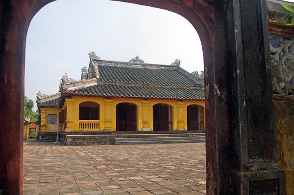 Doorkijkje naar een binnenplein in de citadel van Hué (Vietnam)
