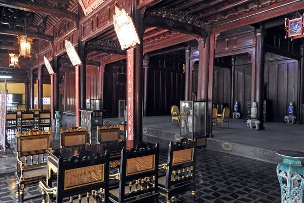 De ontvangsthal in Cung Dien Tho, het paleis van de koningin moeder in de citadel van Hué, Vietnam