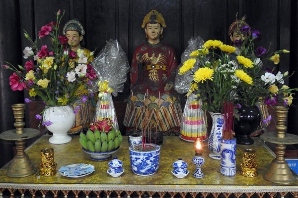 Altaar in de Phuoc Tho tempel in de citadel van Hué (Vietnam)