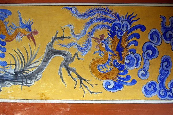 Wandschildering  met fantasievogels in de citadel van Hué, Vietnam