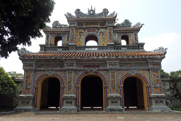 Poort aan de zuidkant van de westelijke muur in de citadel van Hué (Vietnam)