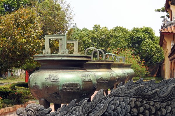 Cuu Dinh ofwel de negen dynastieke urnen gemaakt door keizer Minh Mang in de citadel van Hué (Vietnam)