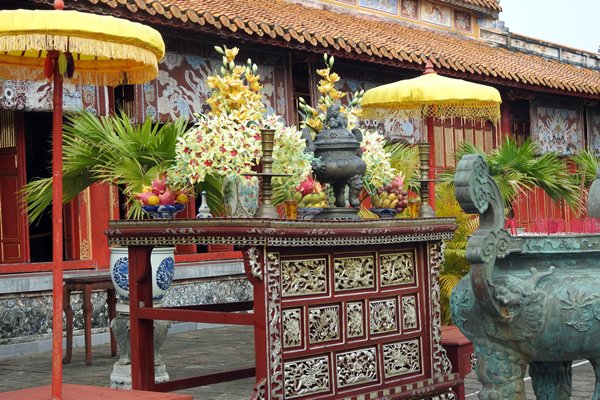 Het altaar voor de The Mieu tempel in de citadel van Hué, Vietnam