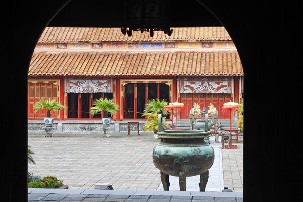 Doorkijkje naar de The Mieu tempel in de citadel van Hué, Vietnam
