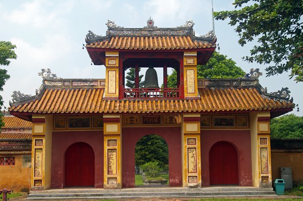 Poort met klok bovenin in de zuidwest hoek van de citadel van Hué (Vietnam)