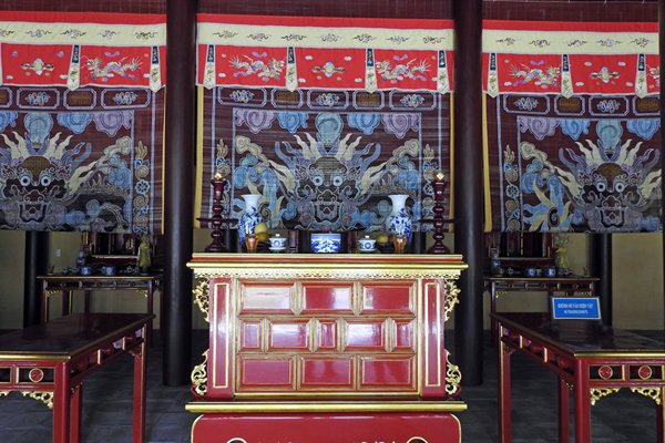 Fraai weefwerk in een tempel in de citadel van Hué (Vietnam)