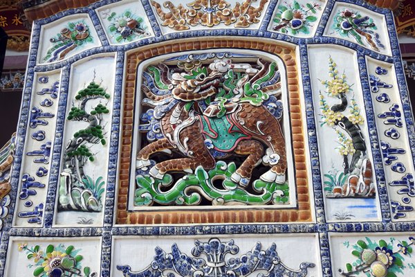 Detail van een tempeldecoratie in Hué, Vietnam
