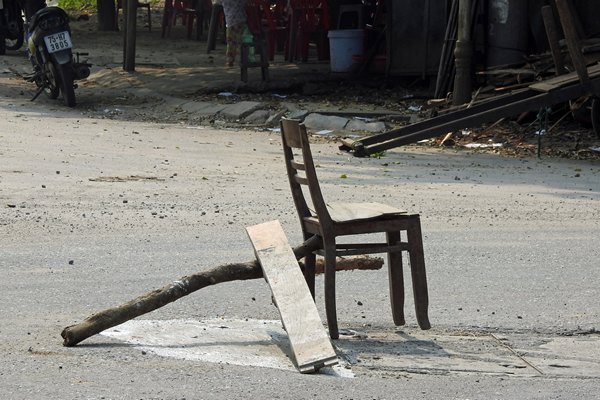Vrij simpele wegafzetting vanwege net gedicht gat in Hué, Vietnam