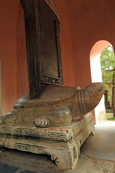 Bij de entree van de Thien Mu pagode (Hué, Vietnam)