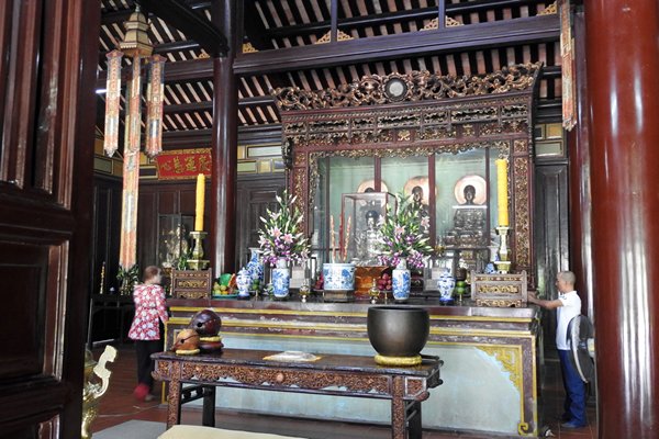 Altaar bij de Thien Mu pagode, Hué (Vietnam)