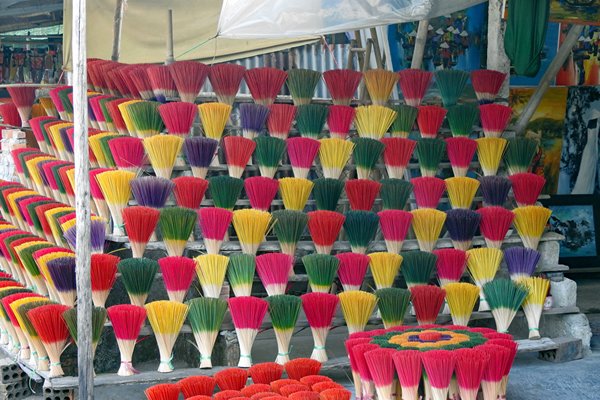 Kleurige wierookstaafjes met smaak gerangschikt in Hué, Vietnam