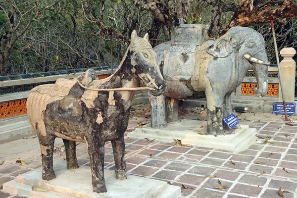 Paarden en olifanten houden de wacht bij de tombe van Tu Doc in Hué (Vietnam)