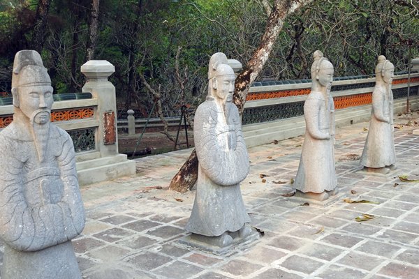 Stenen mandarijnen als wachter bij de tombe van Tu Doc (Hué, Vietnam)