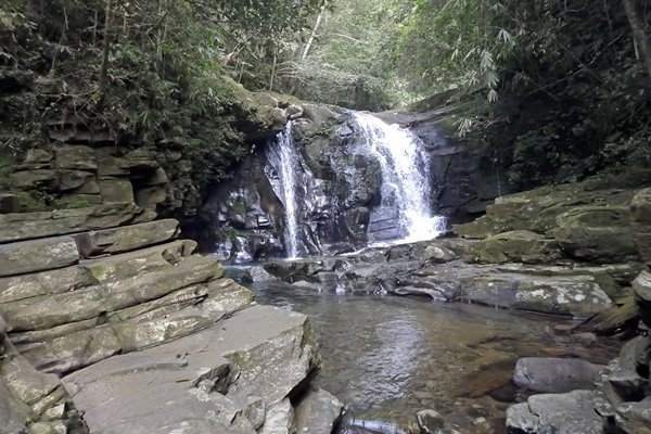 Kleinere waterval in het Bach Ma park, Vietnam