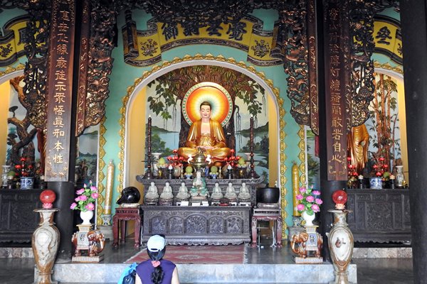 Altaar in een tempel op de Marble Mountains, Vietnam