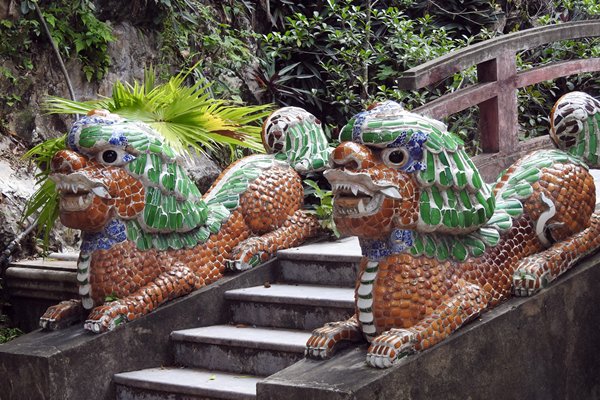 Leeuwen aan de zijkant van de trap bewaken de tempel op de Marble Mountains, Vietnam
