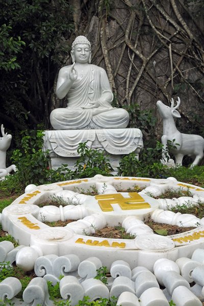 Boeddha geeft zijn vijf leerlingen de eerste les in de hertentuin van de Marble Mountains, Vietnam