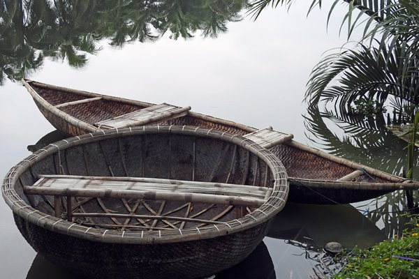 Twee gevlochten boten in de Song Do rivier, Vietnam