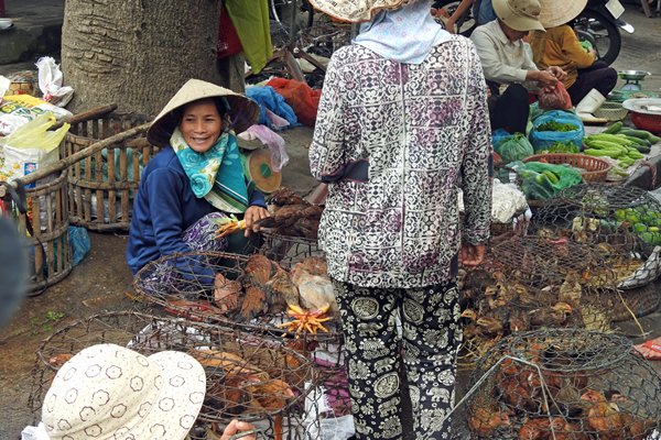 Kippen op de markt van Hoi An, Vietnam