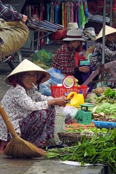 Een tevreden roker op de markt van Hoi An (Vietnam)