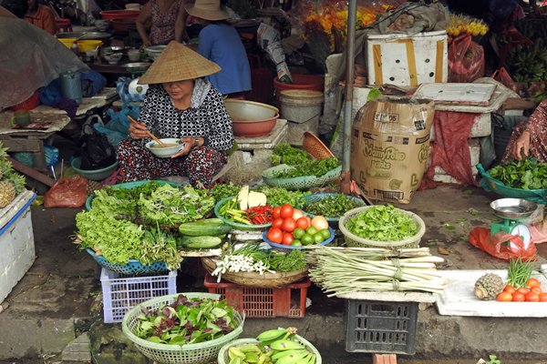 Groenteverkoop op de markt van Hoi An, Vietnam