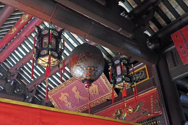 Lampionnen in een tempel (Hoi An, Vietnam)