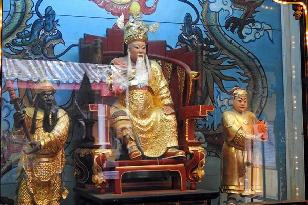 Beelden in een gemeenschapshuis (Hoi An, Vietnam)