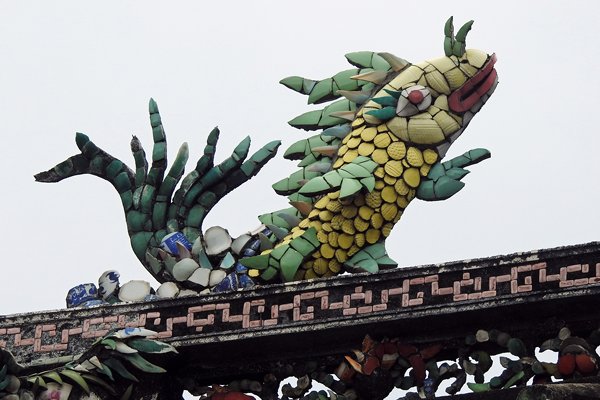 Decoratie op het dak van de Trieu Chau vergaderhal (Hoi An, Vietnam)