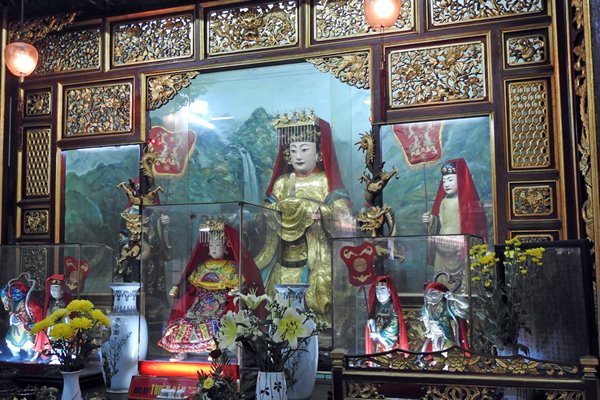 Vitrines in de Phuc Kien vergaderhal (Hoi An, Vietnam)