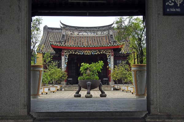 Doorkijkje naar een binnenplaats met tempel (Hoi An, Vietnam)